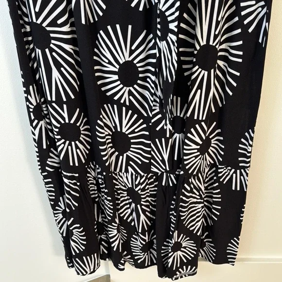 Elegant Black and White Patterned Skirt - Picture 4 of 9